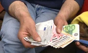 Mit Hilfe von Trödel-Profi Sükrü konnte die Familie einiges in Bares verwandeln... Mit Hilfe von Trödel-Profi Sükrü konnte die Familie einiges in Bares verwandeln...