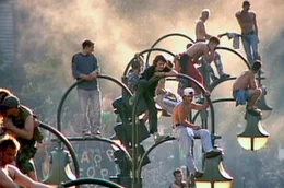 Die Loveparade hat eine ganze Generation gepr&auml;gt. Die Bilder gingen um die Welt. 1999 tanzten anderthalb Millionen Menschen auf den Stra&szlig;en von Berlin &ndash; es war die gr&ouml;&szlig;te Party aller Zeiten. Der Film erz&auml;hlt die Geschichte des Berliner "Techno-Woodstocks". Sex, Drugs & Techno &ndash;  mit 135 Beats pro Minute.