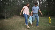 Das junge Paar Maggie und Tyler lässt Mississippi hinter sich und begibt sich nach Florida. Die beiden zieht es nach Santa Rosa an die sogenannte "Smaragdküste", bekannt für ihr türkisfarbenes Wasser und ihre weißen Sandstrände. Mit der lokalen Maklerin Beth loten sie aus, was mit ihrem Budget möglich ist. Maggie möchte so nah wie möglich am Wasser leben, Tyler kann sich zwischen Angeln und Jagen nicht entscheiden. Mit Beth suchen sie nach Kompromissen, indem sie sie durch potenzielle Häuser führt. Das junge Paar Maggie und Tyler lässt Mississippi hinter sich und begibt sich nach Florida. Die beiden zieht es nach Santa Rosa an die sogenannte "Smaragdküste", bekannt für ihr türkisfarbenes Wasser und ihre weißen Sandstrände. Mit der lokalen Maklerin Beth loten sie aus, was mit ihrem Budget möglich ist. Maggie möchte so nah wie möglich am Wasser leben, Tyler kann sich zwischen Angeln und Jagen nicht entscheiden. Mit Beth suchen sie nach Kompromissen, indem sie sie durch potenzielle Häuser führt.