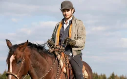 Auch hoch zu Pferd und im Einsatz bei der Beaufsichtigung der B&uuml;ffel kann Konrad (Sebastian Fritz) seine poetische Seele nicht ganz unterdr&uuml;cken.
