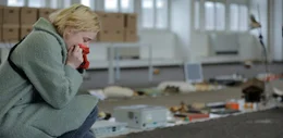 Maxi Baier (Luna Wedler) riecht an dem &uuml;briggebliebenen Tuch ihrer Mutter.