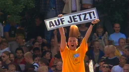 Die Loveparade hat eine ganze Generation gepr&auml;gt. Die Bilder gingen um die Welt. 1999 tanzten anderthalb Millionen Menschen auf den Stra&szlig;en von Berlin &ndash; es war die gr&ouml;&szlig;te Party aller Zeiten. Der Film erz&auml;hlt die Geschichte des Berliner "Techno-Woodstocks". Sex, Drugs & Techno &ndash;  mit 135 Beats pro Minute. - Raver auf der Loveparade.