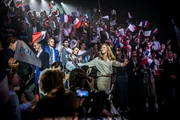 Odile Duval (Fleur Geffrier) auf den Weg zur B&uuml;hne.