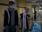 Tamas (Edzard Ehrle) fühlt sich von Clara (Lena Schneidewind) an der Nase herumgeführt und lässt sie im Krankenhausflur stehen. Tamas (Edzard Ehrle) fühlt sich von Clara (Lena Schneidewind) an der Nase herumgeführt und lässt sie im Krankenhausflur stehen.