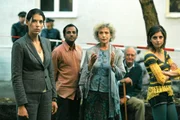 Nina (Elena Uhlig, l.) kann es nicht glauben, aber alle Hausbewohner (v.l.n.r.: Prashant Prabhakar, Ilse Neubauer, G&uuml;nther St&ouml;ckl, Hannah Fuchs) konnten den Ermordeten nicht besonders gut leiden ...