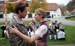 Als Max (Marc Benjamin) und Sveta (Anna Unterberger) beim Geburtstagsfest des alten Biesinger mieinander tanzen, sieht es fast so aus, als k&ouml;nnte was aus den beiden werden &hellip;