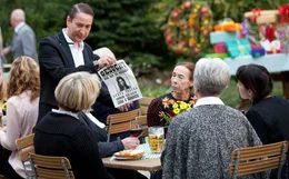 Charlie (Mario Irrek) sucht die junge Rum&auml;nin, die ihm abgehauen ist und fragt &uuml;berall im Dorf herum.
