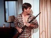 Kenny (Ben Andrews) hat sich in seinem Verfolgungswahn im Haus verschanzt. Kenny (Ben Andrews) hat sich in seinem Verfolgungswahn im Haus verschanzt.