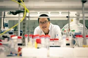 Der Biochemiker Dr. Jiangfeng Xu vom Arkansas Biosciences Institute beschäftigt sich in seinen Forschungen u.a. mit möglichem Leben auf dem Planeten Mars. Der Biochemiker Dr. Jiangfeng Xu vom Arkansas Biosciences Institute beschäftigt sich in seinen Forschungen u.a. mit möglichem Leben auf dem Planeten Mars.