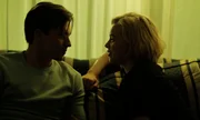 Karl (Jannis Niew&ouml;hner) und Maxi Baier (Luna Wedler) stellen sich gegenseitig kurze pers&ouml;nliche Fragen.