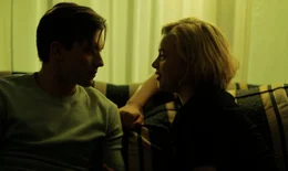 Karl (Jannis Niew&ouml;hner) und Maxi Baier (Luna Wedler) stellen sich gegenseitig kurze pers&ouml;nliche Fragen.