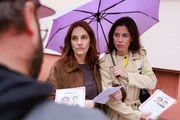 Anna (Marie Zielcke, l.) versucht verzweifelt Taro zu finden. Rechts Sina (Valea Scalabrino)