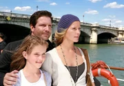 Kommissar LaBr&eacute;a (Francis Fulton-Smith) unternimmt einen Ausflug mit seiner Nachbarin C&eacute;line (Valerie Niehaus) und seiner Tochter Jenny (Leonie Brill).
