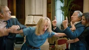 Das Familientreffen eskaliert (v. li. n. re.): Zwischen G&eacute;rard (Didier Bourdon), Nicole (Sylvie Testud), Fr&eacute;d&eacute;ric (Christian Clavier) und Catherine (Marianne Denicourt) fliegen die Fetzen.
