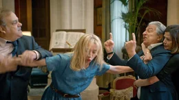 Das Familientreffen eskaliert (v. li. n. re.): Zwischen G&eacute;rard (Didier Bourdon), Nicole (Sylvie Testud), Fr&eacute;d&eacute;ric (Christian Clavier) und Catherine (Marianne Denicourt) fliegen die Fetzen.