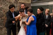 Maximilian (Francisco Medina, l.), Richard (Silvan-Pierre Leirich), Vanessa (Julia Augustin, 3.v.r.) und Simone (Tatjana Clasing, 2.v.r.) m&uuml;ssen die v&ouml;llig verzweifelte Jenny (Kaja Schmidt-Tychsen) von ihrem schwer verletzten Erik wegzerren, damit dieser von den Sanit&auml;tern abtransportiert werden kann.