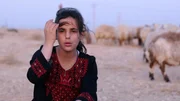 Lina ist stolz darauf, eine Nachfahrin der Beduinen zu sein. Denn die Wüsten-Bewohner schaffen es seit Jahrhunderten, unter harschen Bedingungen zu überleben. Lina ist stolz darauf, eine Nachfahrin der Beduinen zu sein. Denn die Wüsten-Bewohner schaffen es seit Jahrhunderten, unter harschen Bedingungen zu überleben.