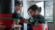 Lina beim Boxen mit ihrer Trainerin Reem. Auch außerhalb des Rings muss die jordanische Sportlerin kämpfen – gegen die Vorurteile von Nachbarn und Schulfreunden. Lina beim Boxen mit ihrer Trainerin Reem. Auch außerhalb des Rings muss die jordanische Sportlerin kämpfen – gegen die Vorurteile von Nachbarn und Schulfreunden.