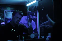 Karl (Jannis Niew&ouml;hner) plant, sich in der &Ouml;ffentlichkeit erschie&szlig;en zu lassen, um die Bewegung vollst&auml;ndig zu instrumentalisieren und so eine Revolution zu starten.