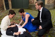 Jenny (Kaja Schmidt-Tychsen), Vanessa (Julia Augustin) und Ingo (Andr&eacute; Dietz) st&uuml;rzen fassungslos zum schwer verletzten Erik (Alexander W&uuml;st)...