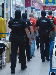 Grenzkontrollbeamte nehmen die Passagiere mit. Grenzkontrollbeamte nehmen die Passagiere mit.