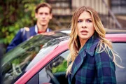 Emma (Zsa Zsa Inci) und Simon (Julius Forster) sind irritiert, weil sie vermummte Fußballfans aus der Schule laufen sehen. Emma (Zsa Zsa Inci) und Simon (Julius Forster) sind irritiert, weil sie vermummte Fußballfans aus der Schule laufen sehen.