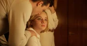 Karl (Jannis Niew&ouml;hner) kommt es sehr entgegen, dass Maxi (Luna Wedler) seit dem Anschlag t&auml;glich mit Angst leben muss und seine Sache daher richtig findet.