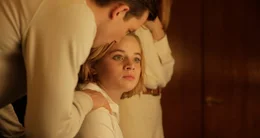 Karl (Jannis Niew&ouml;hner) kommt es sehr entgegen, dass Maxi (Luna Wedler) seit dem Anschlag t&auml;glich mit Angst leben muss und seine Sache daher richtig findet.