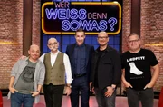 Moderator Kai Pflaume (M.) und seine Rateteam-Kapit&auml;ne Bernhard Ho&euml;cker (l.) und Elton (r.) begr&uuml;&szlig;en in dieser Sendung den Koch und Fernsehmoderator Horst Lichter (2.v.l.) und den Kunsth&auml;ndler und Sachverst&auml;ndiger in der ZDF-Sendereihe &sbquo;Bares f&uuml;r Rares&lsquo;, Sven Deutschmanek (2.v.r.).