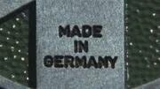 "Made in Germany"-Schriftzug auf einer Maschine. ‚Made in Germany‘ auf Produkten hieß ursprünglich: Achtung! Schlechte Qualität! Warum wandelte sich dieses Image auf der ganzen Welt bald so grundlegend? Und wie sieht es heute aus? Der Historiker und Journalist Maximilian Maier erklärt in der Reihe „Geschichte zum Mitnehmen“ launig und mit Tiefgang Themen aus der Weltgeschichte. "Made in Germany"-Schriftzug auf einer Maschine. ‚Made in Germany‘ auf Produkten hieß ursprünglich: Achtung! Schlechte Qualität! Warum wandelte sich dieses Image auf der ganzen Welt bald so grundlegend? Und wie sieht es heute aus? Der Historiker und Journalist Maximilian Maier erklärt in der Reihe „Geschichte zum Mitnehmen“ launig und mit Tiefgang Themen aus der Weltgeschichte.