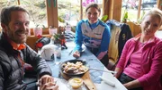 Filmemacher Adi Geisegger, Anna Lena Dörr und Skirennläuferin Christina Geiger in der Schwarzenberghütte. Filmemacher Adi Geisegger, Anna Lena Dörr und Skirennläuferin Christina Geiger in der Schwarzenberghütte.