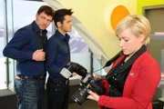 Maik wird auf einem Shooting mit Nick konfrontiert. (v.l.n.r.) Nick (Björn Bugri), Maik (Sebastian König) und Olivia (Kasia Borek) ... Maik wird auf einem Shooting mit Nick konfrontiert. (v.l.n.r.) Nick (Björn Bugri), Maik (Sebastian König) und Olivia (Kasia Borek) ...