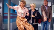 Rose (Ulrich Gebauer) hatte mit Melanie (Claudia Hiersche) gerade über die Ruhe in der Schule gesprochen, als Selma (Annika Baumann, Mi.) plötzlich aus dem Klassenzimmer gestürmt kommt - also alles wie immer. Rose (Ulrich Gebauer) hatte mit Melanie (Claudia Hiersche) gerade über die Ruhe in der Schule gesprochen, als Selma (Annika Baumann, Mi.) plötzlich aus dem Klassenzimmer gestürmt kommt - also alles wie immer.