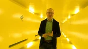 Karsten Schwanke im "gelben Tunnel", der die Labore des Deutschen Zentrums für Luft- und Raumfahrt zur Astronautenforschung miteinander verbindet. Karsten Schwanke im "gelben Tunnel", der die Labore des Deutschen Zentrums für Luft- und Raumfahrt zur Astronautenforschung miteinander verbindet.