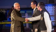 Die Leichen kommen zu mir“. Ex-Kommissar Yilmaz (Erden Alkan, li.) begrüßt den Mediziner Dr. Bulut (Turgay Dogan) und seinen Nachfolger Özakin (Erol Sander). Auf die beiden wartet nun viel Arbeit. Die Leichen kommen zu mir“. Ex-Kommissar Yilmaz (Erden Alkan, li.) begrüßt den Mediziner Dr. Bulut (Turgay Dogan) und seinen Nachfolger Özakin (Erol Sander). Auf die beiden wartet nun viel Arbeit.