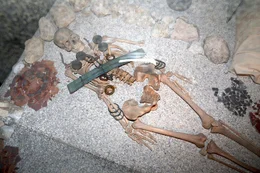 Hallstattzeitliches Skelett mit Grabbeigaben.