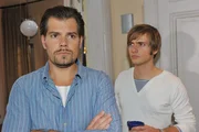 Leon (Daniel Fehlow, l.) ist geradezu besessen davon zu beweisen, dass Philip (J&ouml;rn Schl&ouml;nvoigt) w&auml;hrend der Fahrt unaufmerksam war und somit den Unfall und Verenas Tod verschuldet hat.