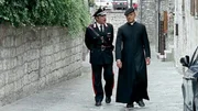 Don Matteo und Maresciallo Cecchini beraten sich ueber den aktuellen Fall. (Nino Frassica, Terence Hill, v.l.)