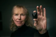 Kathie Thomas-Keprta, Planetenforscherin bei der NASA, hält ein magnetisches Mineral in die Kamera. Kathie Thomas-Keprta, Planetenforscherin bei der NASA, hält ein magnetisches Mineral in die Kamera.
