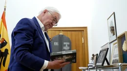 Bundespr&auml;sident Steinmeier sortiert in seinem Arbeitszimmer, was alles mitkommt in sein B&uuml;ro im neuen Amtssitz.