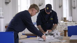 Mitarbeiter der Umzugsfirma packen das pr&auml;sidiale Geschirr in Umzugskisten.
