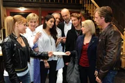 Der Abschied naht: (v.l.n.r.) Paule (Wanda Worch), Susanne (Heike Jonca), Jasmin (Lilli Hollunder), Ingo (Wolfgang Wagner), Bruno (K. Dieter Klebsch), Jojo (Bernhard Bozian), Anna (Jeanette Biedermann) und Tom (Patrick Kalupa) ... Der Abschied naht: (v.l.n.r.) Paule (Wanda Worch), Susanne (Heike Jonca), Jasmin (Lilli Hollunder), Ingo (Wolfgang Wagner), Bruno (K. Dieter Klebsch), Jojo (Bernhard Bozian), Anna (Jeanette Biedermann) und Tom (Patrick Kalupa) ...