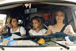 Auf geht's: Paula (Martina Gedeck, r.) ist wieder einmal auf der Suche nach einem neuen Zuhause. Ihre beiden T&ouml;chter Fidel (Anja Sommavilla, l.) und Lisa (Sidonie von Krosigk, M.) sind nicht begeistert ...
