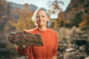 Die Geobiologin Tanja Bosak vom MIT in Cambridge/USA beschäftigt sich u.a. mit der Fähigkeit von Mikroorganismen, Spuren in Sedimentgestein zu hinterlassen. Die Geobiologin Tanja Bosak vom MIT in Cambridge/USA beschäftigt sich u.a. mit der Fähigkeit von Mikroorganismen, Spuren in Sedimentgestein zu hinterlassen.