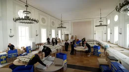 Im Gro&szlig;en Saal vom Schloss Bellevue wird das pr&auml;sidiale Geschirr verpackt.