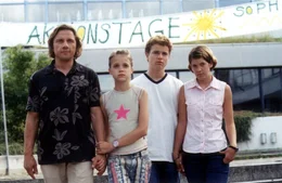 Paula hat schon wieder die Sachen gepackt. Max (Richy M&uuml;ller, l.), Fidel (Anja Sommavilla, r.), Lisa (Sidonie von Krosigk, 2.v.l.) und Erik (Tobias Retzlaff, 2.v.r.) sind dagegen.