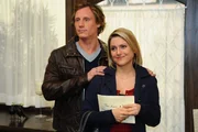 Anna (Jeanette Biedermann, r.) und Tom (Patrick Kalupa, l.) nehmen wehmütig Abschied von ihren Liebsten und machen sich auf den Weg in ihre neue Heimat ... Anna (Jeanette Biedermann, r.) und Tom (Patrick Kalupa, l.) nehmen wehmütig Abschied von ihren Liebsten und machen sich auf den Weg in ihre neue Heimat ...
