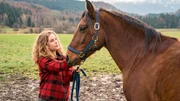 Sie kümmert sich liebevoll um die Pferde: Klara Deutschmann als Rike Wildenstein. Sie kümmert sich liebevoll um die Pferde: Klara Deutschmann als Rike Wildenstein.