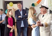 MDR Fernsehen NORDISCH HERB, FOLGE 9, "Frau über Bord". Nora (Loretta Stern, l.) und Jon (Frank Vockroth, 2.v.l.) sind zum Junggesellenabschied im Seemannsheim eingeladen. Der betagte Bräutigam Kapitän Heintje Hansen (Martin Lüttge, r.) wagt ein Tänzchen mit der attraktiven Muriel Schwarz (Tina Grawe, 2.v.r.). MDR Fernsehen NORDISCH HERB, FOLGE 9, "Frau über Bord". Nora (Loretta Stern, l.) und Jon (Frank Vockroth, 2.v.l.) sind zum Junggesellenabschied im Seemannsheim eingeladen. Der betagte Bräutigam Kapitän Heintje Hansen (Martin Lüttge, r.) wagt ein Tänzchen mit der attraktiven Muriel Schwarz (Tina Grawe, 2.v.r.).