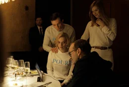 Ihr Vater Alex (Milan Peschel) ist erschrocken, wie sich Maxi (Luna Wedler, sitzend) f&uuml;r die Zwecke der Gruppe um Karl (Jannis Niew&ouml;hner, hinter ihr) einspannen l&auml;sst und will sie &uuml;berzeugen, mit ihm zur&uuml;ck nach Deutschland zu kommen.